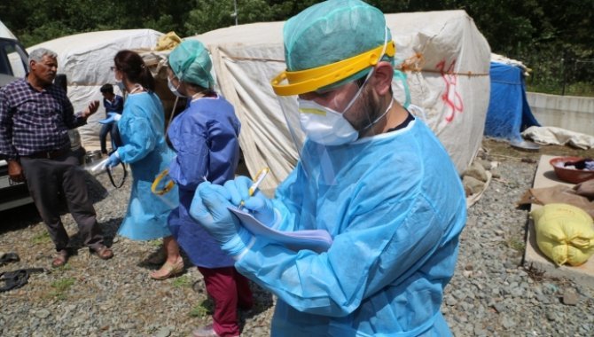 Giresun'a fındık hasadına gelen mevsimlik işçilere Kovid-19 aşısı yapılıyor