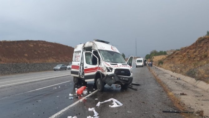 Bingöl'de ambulans devrildi: 3 yaralı