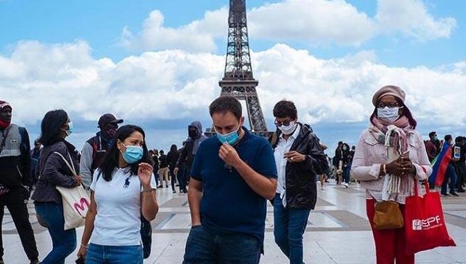 Fransa'da Kovid-19 sağlık ruhsatı uygulaması başladı