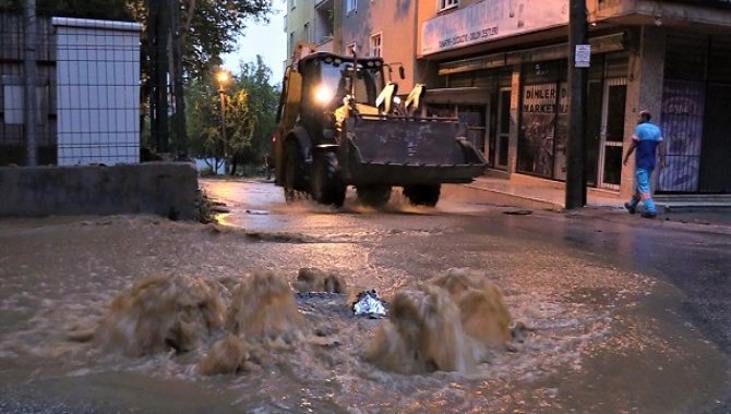 Mersin'de sağanak hayatı olumsuz etkiledi