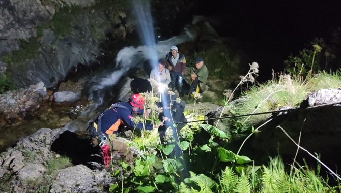 Rize'de yaylada mahsur kalan 4 kişi kurtarıldı