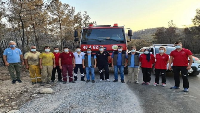 Edirne UMKE personeli, Muğla'da yangından etkilenenlere acil sağlık hizmeti sunuyor
