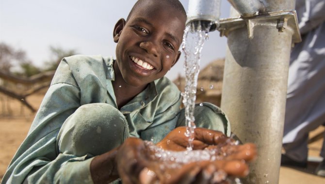 Gurbetçi ailenin bağışıyla açılan kuyu ile Afrikalılar temiz suya kavuştu