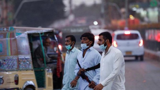 Pakistan'da hükümet, Kovid-19 vakalarının artması sonrası yeni önlemler aldı