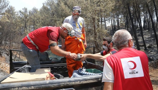 Türk Kızılay'ın yaklaşık 10 bin 500 gönüllüsü yangın mağdurlarına desteğin ön saflarında