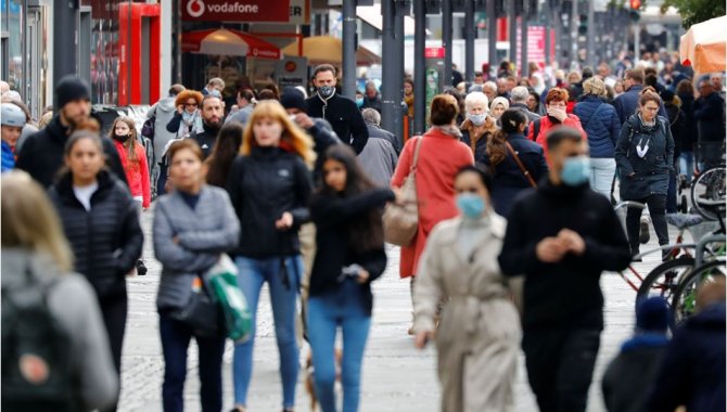 Almanya'da Kovid-19 ile mücadelede aşı olmayanlara yeni zorunluluklar getirildi