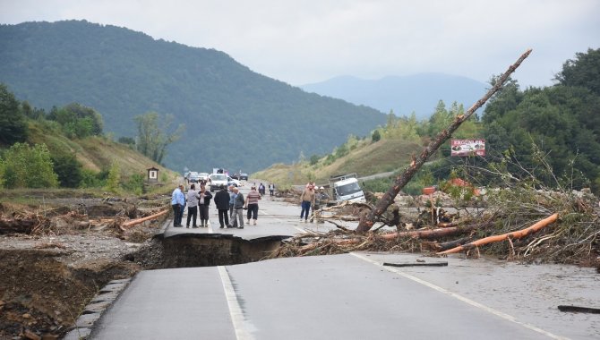 Bartın'da şiddetli yağış, sel ve heyelana neden oldu