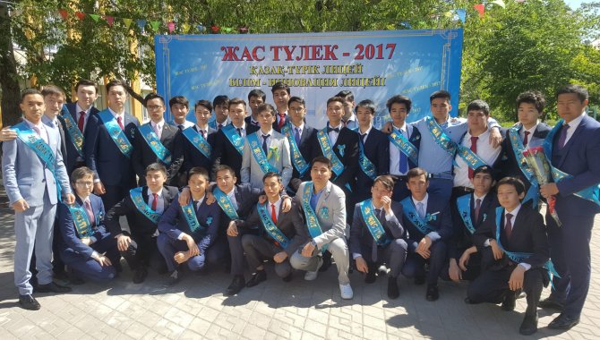 Kazakistan'da yeni eğitim öğretim döneminde öğrenciler okullara dönecek