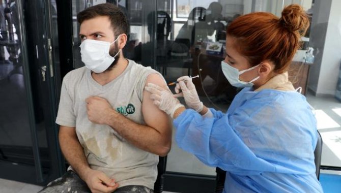 Diyarbakır'da OSB çalışanları mobil ekiplerce Kovid-19'a karşı aşılanıyor