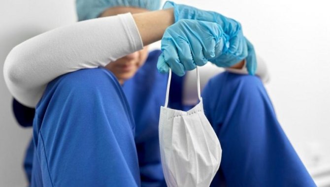 Mersin'de yaşamını yitiren Kovid-19 hastasının yakınları 3 sağlık çalışanını darbetti