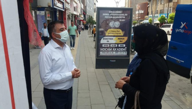 Van'da İl Sağlık Müdürü vatandaşları ikna edip aşılarını yaptı