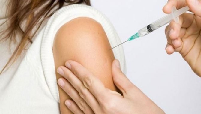 İzmir'de sahte aşı kartı hazırladığı iddia edilen hemşire gözaltına alındı