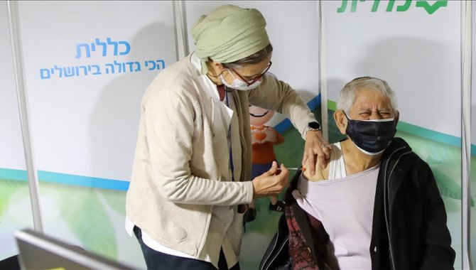 İsrail'de 50 yaş üstüne ve sağlık çalışanlarına üçüncü doz Kovid-19 aşısı yapılacak