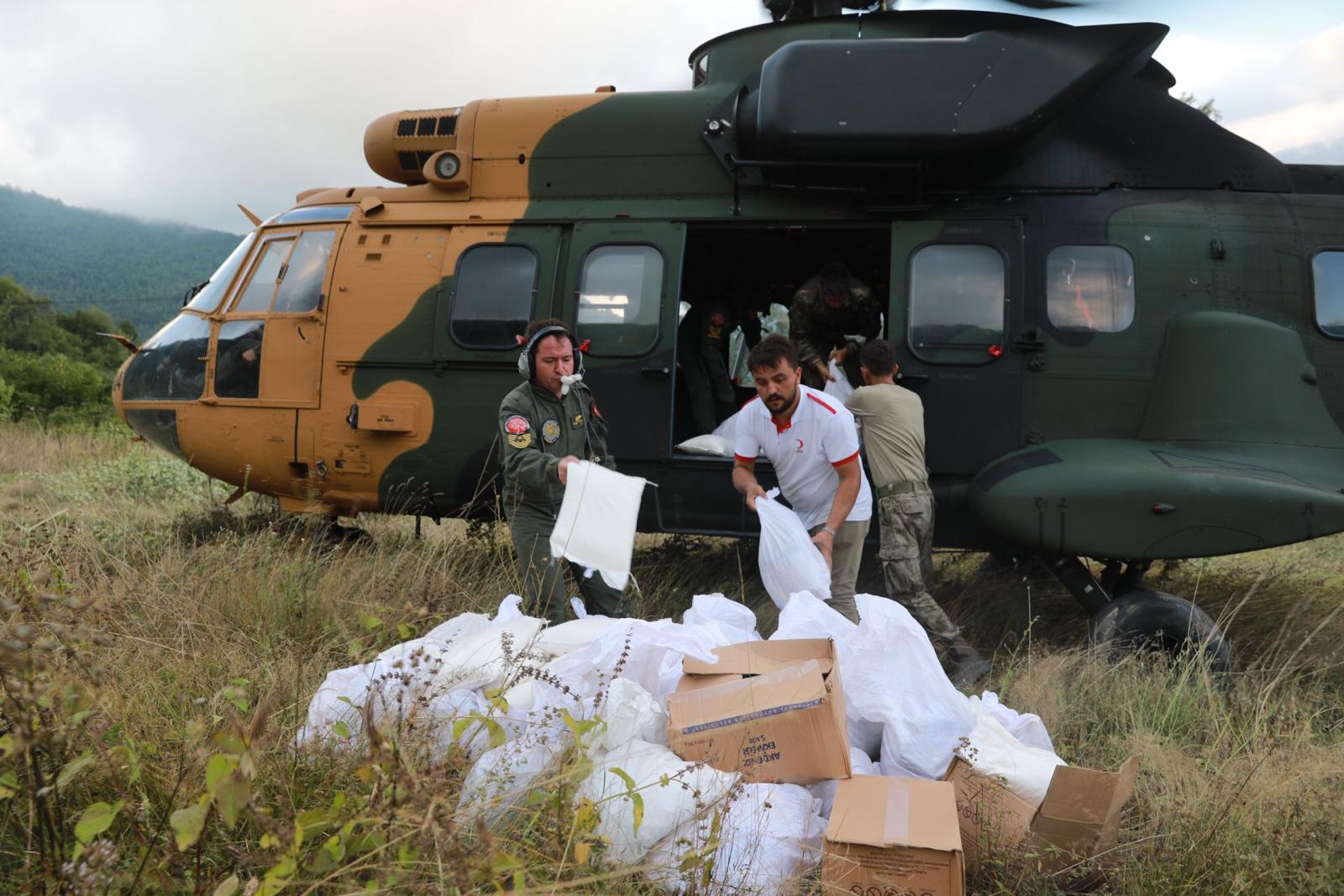 Selde Yardımlar Ulaşılamayan Köylere Helikopterle Taşınıyor