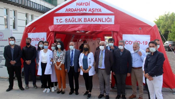 Ardahan'da Kovid-19 salgınıyla mücadelede Küçük Sanayi Sitesi'nde aşı çadırı kuruldu