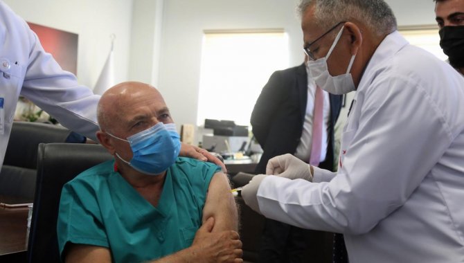 Kayseri'nin doktor belediye başkanı, doktor milletvekiline aşı yaptı