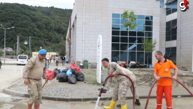 Selden zarar gören Ayancık Devlet Hastanesi kısmi olarak hizmet vermeye başladı