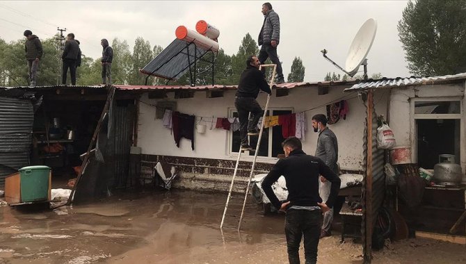 Kars'ta sağanak nedeniyle iki köyde su baskını oldu