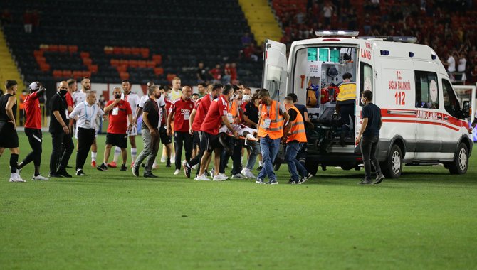 Maçta fenalaşan Beşiktaşlı futbolcu N'Sakala, hastaneye kaldırıldı