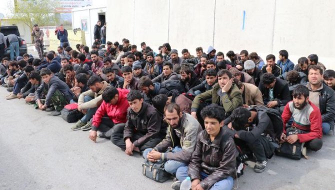 Erzurum'da 140 düzensiz göçmen sınır dışı edilmek üzere İstanbul'a gönderildi