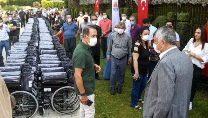 Adana'da 300 engelliye akülü ve manuel tekerlekli sandalye hediye edildi