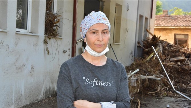 Selden dallarına tutunduğu ağaca çıkarak kurtulan Öznur hemşire, yaşadıklarını unutamıyor: