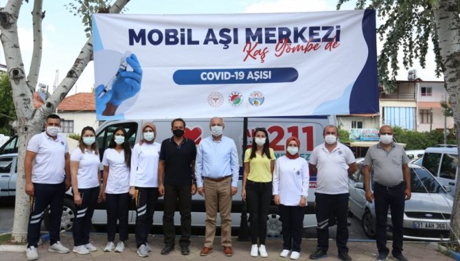 Kaş'ta kurulan mobil aşı merkezinde 715 kişi aşı oldu