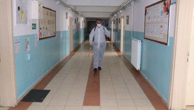 Yozgat'ta okullarda temizlik ve dezenfekte çalışması yapılıyor