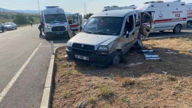 Sivas'ta ambulansla hafif ticari araç çarpıştı: 1 ölü, 6 yaralı