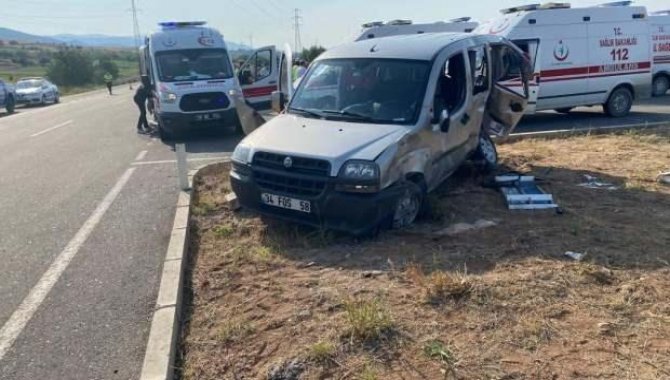 Sivas'ta ambulansla hafif ticari araç çarpıştı: 1 ölü, 6 yaralı