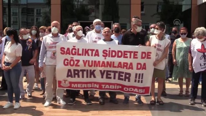 Mersin'de sağlık çalışanları meslektaşlarının darbedilmesini protesto etti