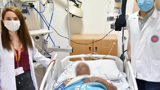 Aort kapağı darlığı teşhisi konan Kanadalı hasta, İzmir'de kapalı yöntemle yapılan operasyonla şifa buldu