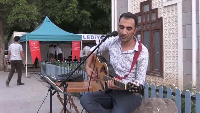 Erzincanlı ses sanatçısı canlı müzik organizasyonuyla gençleri aşıya davet etti