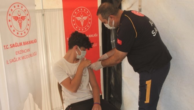 Erzincan Sağlık Müdürü Hirik, 16 yaşındaki oğluna Kovid-19 aşısı yaparak gençlere çağırı yaptı