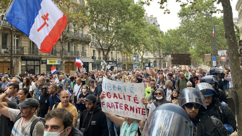 Fransa'da Kovid-19 aşı zorunluluğu karşıtları 7 haftadır gösteri düzenliyor