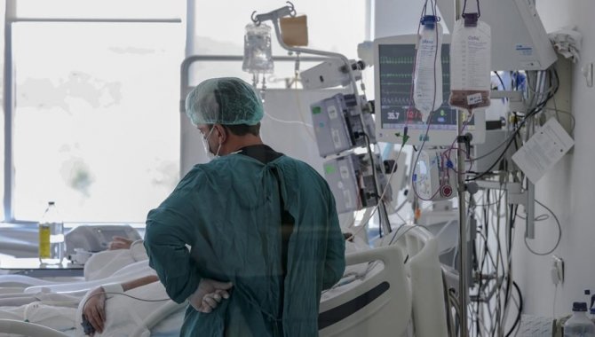Yoğun bakımda zor nefes alan Kovid-19 hastası aşı çağrısı yaptı