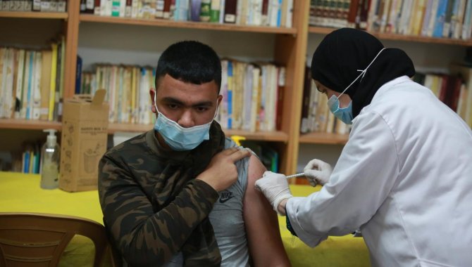 Filistin lise öğrencilerine Kovid-19 aşısı yapma kararı aldı