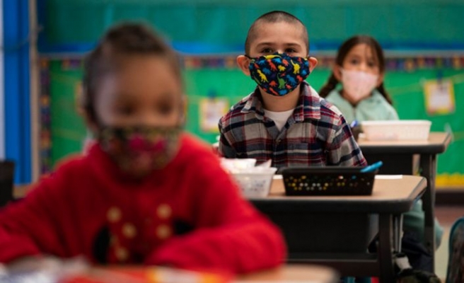 ABD Eğitim Bakanlığı, okullarda maske düzenlemelerini yasaklayan eyaletlerde soruşturma başlattı