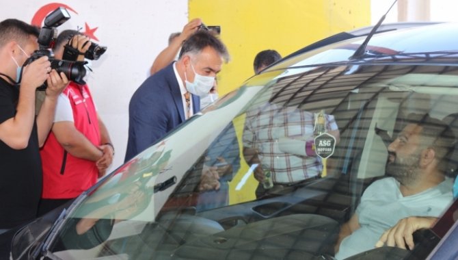 Bitlis Valisi Çağatay, Tatvan'da yol kontrol noktasındaki aşı standını ziyaret etti