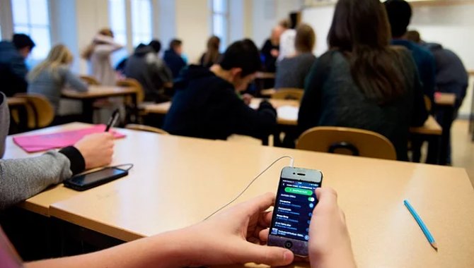 Suudi Arabistan, okullarda cep telefonu kullanımını ve eğitim tesislerinin fotoğrafını çekmeyi yasakladı