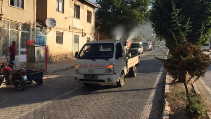 Baskil Belediyesi haşerelere karşı ilaçlama yapıyor