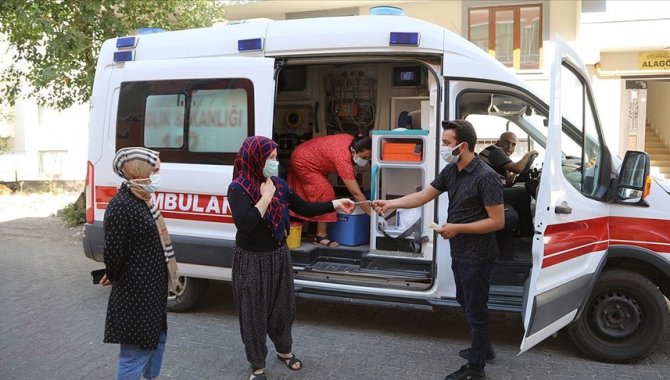 Bingöl'de ambulanslardan yapılan anonslarla vatandaşlar aşıya davet ediliyor