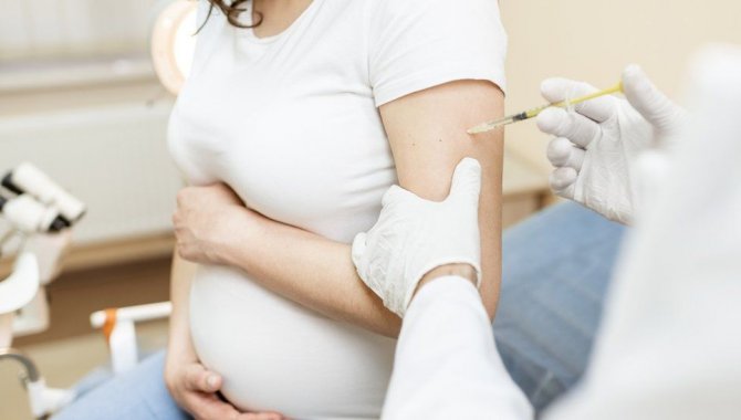 Sosyal medyadaki aşı karşıtı paylaşımlardan etkilenen hamilelere "bilime inanın" önerisi