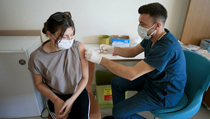 Trakya'da vatandaşlar hatırlatma dozu aşılarını oluyor