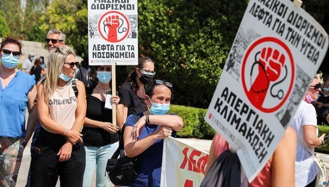 Yunanistan'da sağlık çalışanları Kovid-19'a karşı aşı zorunluluğunu protesto etti