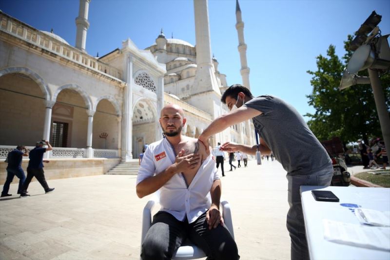 Adana'da cuma namazı öncesi ve sonrası vatandaşlara Kovid-19 aşısı yapıldı