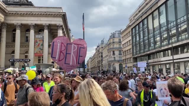 Fransa'da hükümetin Kovid-19 ile mücadele politikası karşıtı gösteriler sürüyor