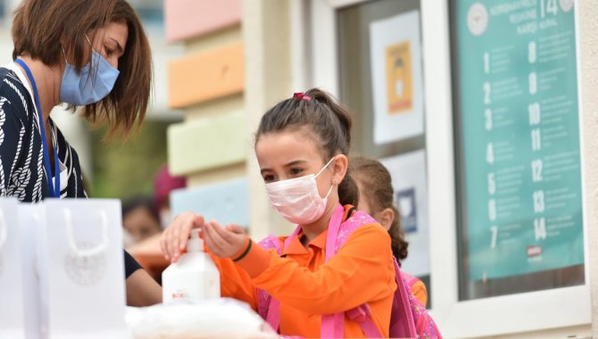Enfeksiyon uzmanı Prof. Dr. Özkurt'tan okullarda "hijyen ve maske kuralına dikkat" uyarısı: