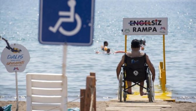Mersin'de engelliler için halk plajlarına rampa yerleştirildi