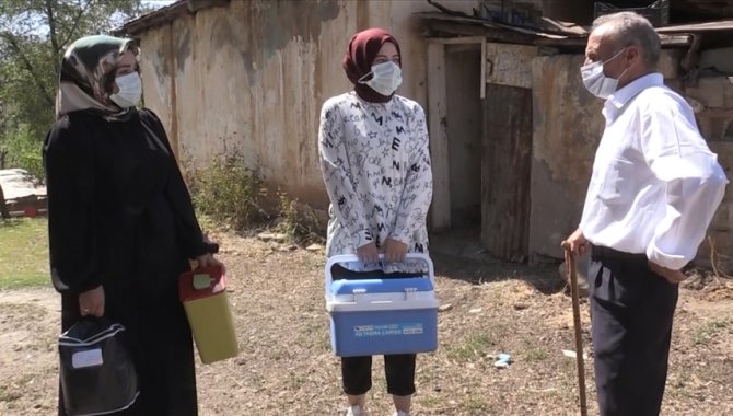 Aşı timleri Muş'un "mavi" kategoriye geçmesi için mahalle ve köyleri dolaşıyor
